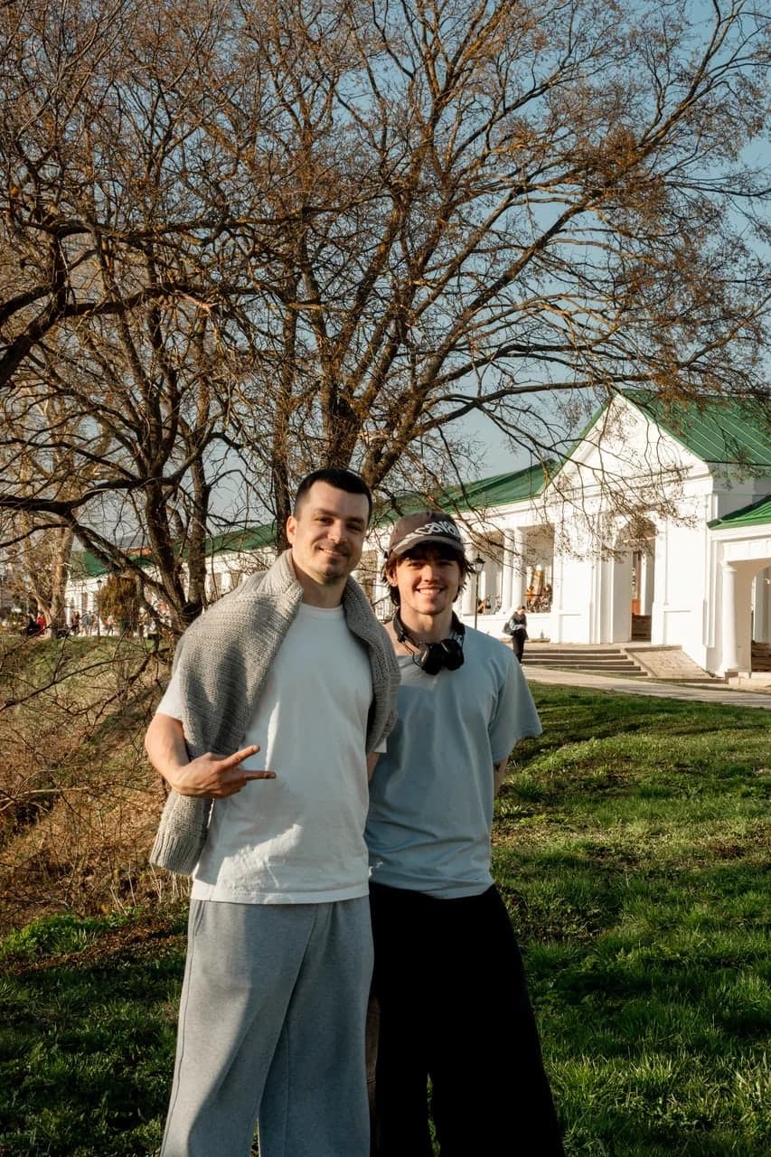 Два человека на фоне деревьев
