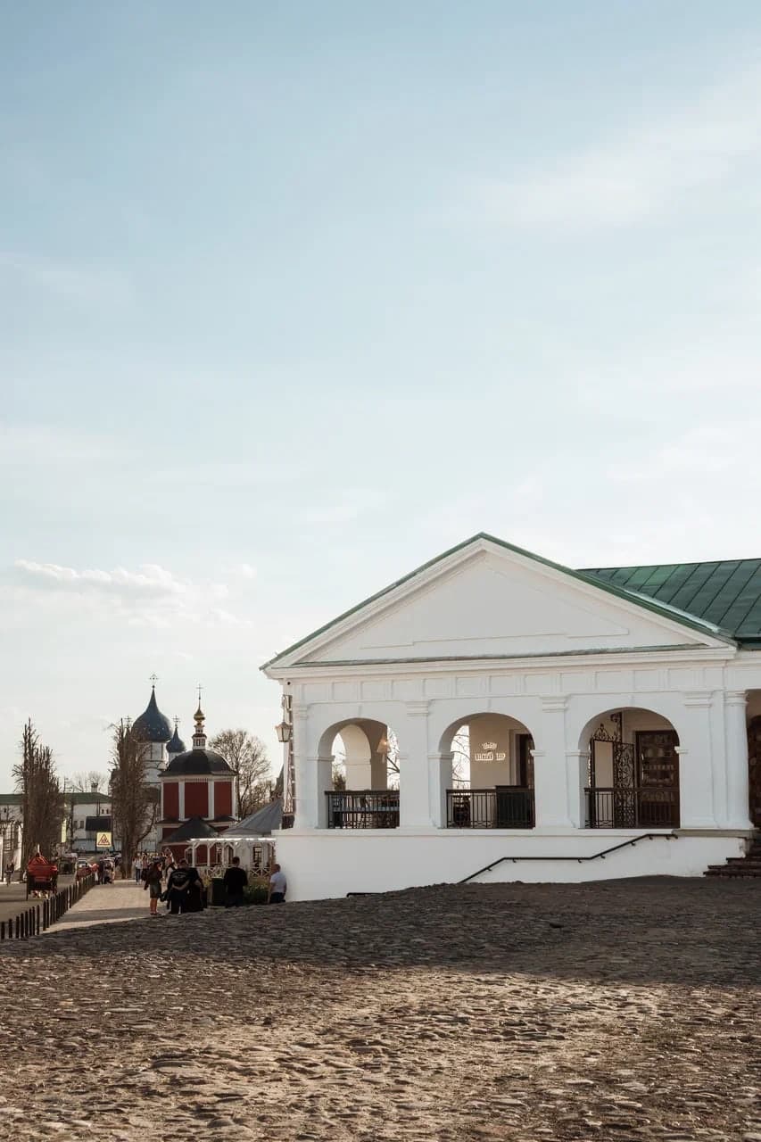 Белая арка на площади