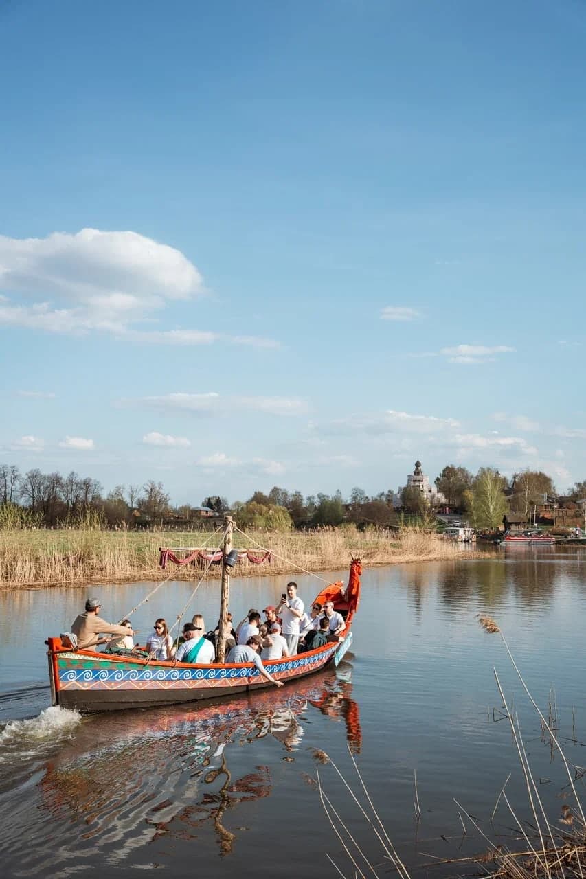 Лодка с туристами на воде