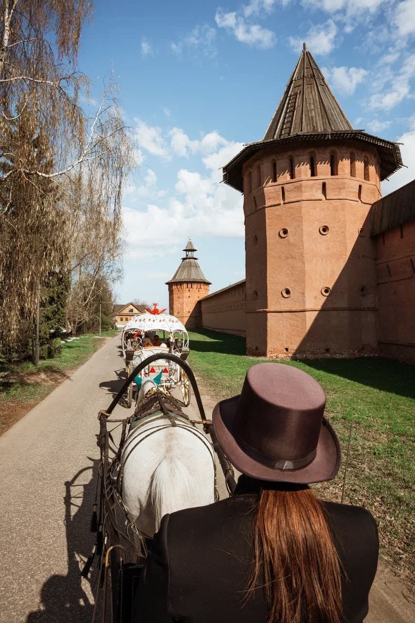 Прогулка в экипаже у башни
