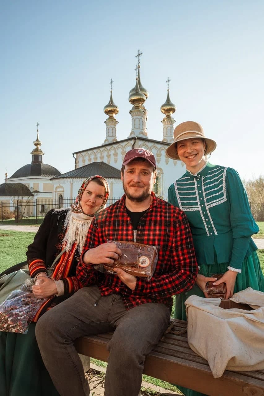 Участники тура в исторических костюмах