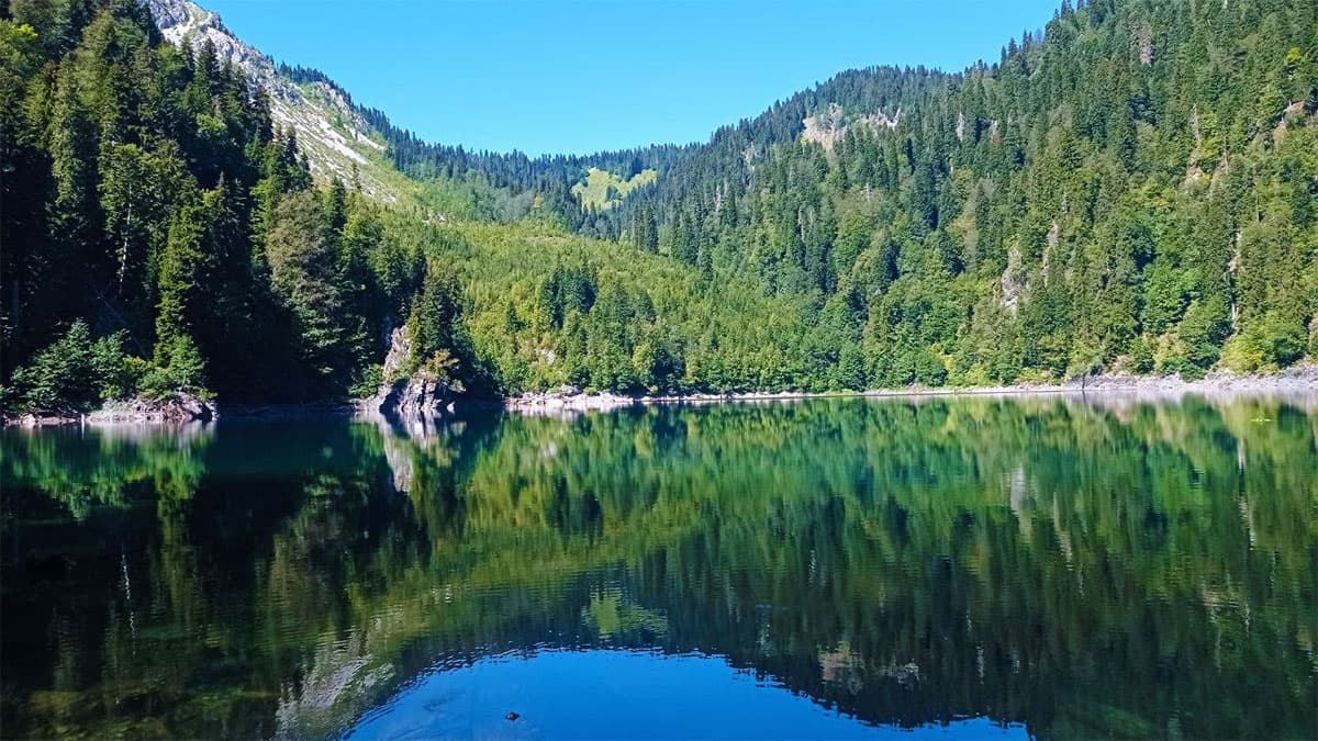 Голубое озеро – Юпшарский каньон - озеро Рица - курорт Ауадхара.