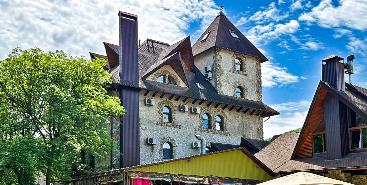 Пешеходная зона города Горячий Ключ, скала Петушок, аллея тысячи сосен.