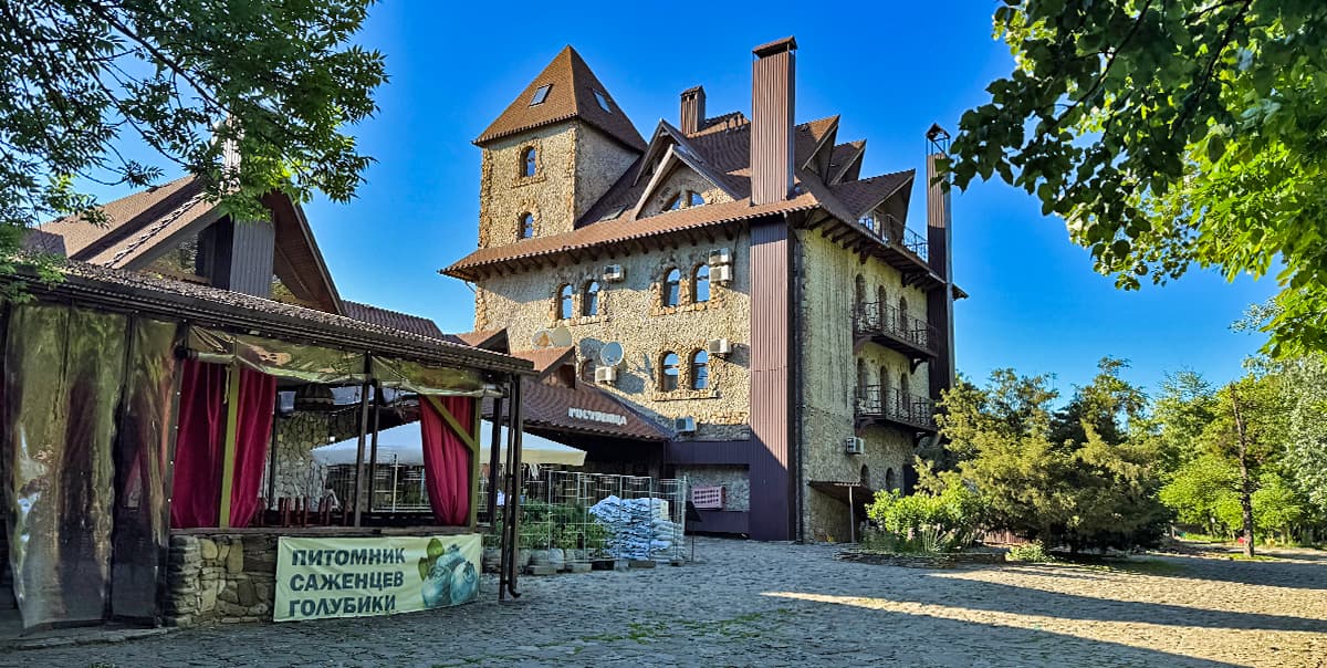 Пешеходная зона города Горячий Ключ, скала Петушок, аллея тысячи сосен.