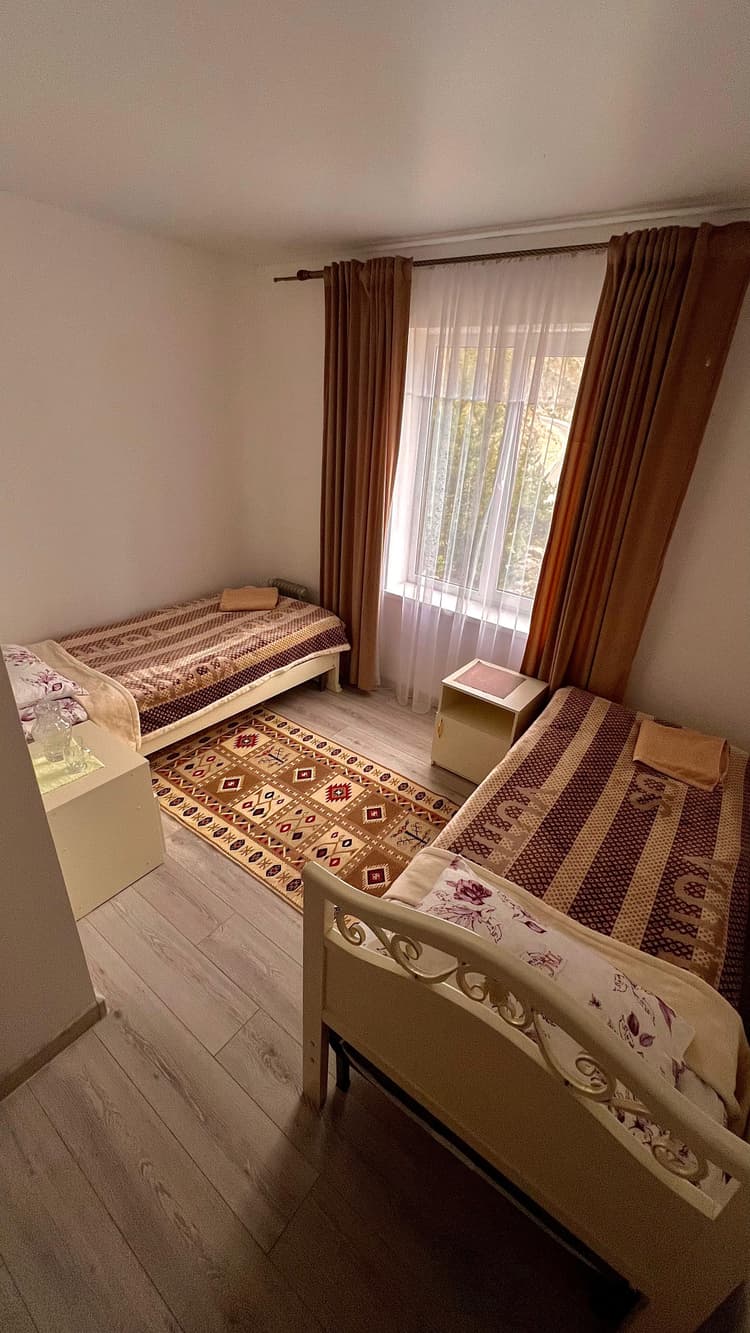 Ночевка в гостевых домах горах, идут без названия поэтому просто - Гостевые домики