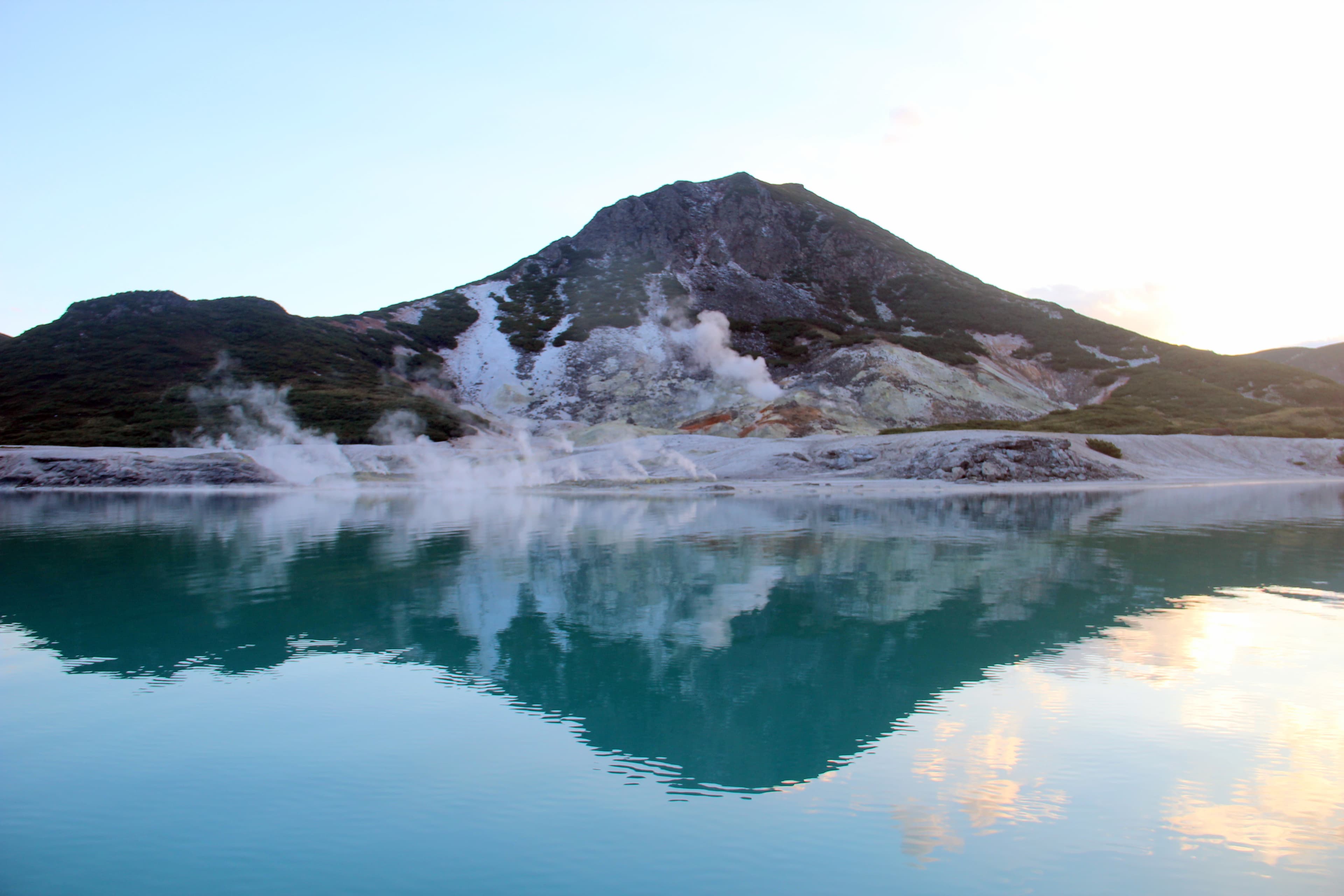 Кальдера вулкана Головнина, озера Кипящее и Горячее