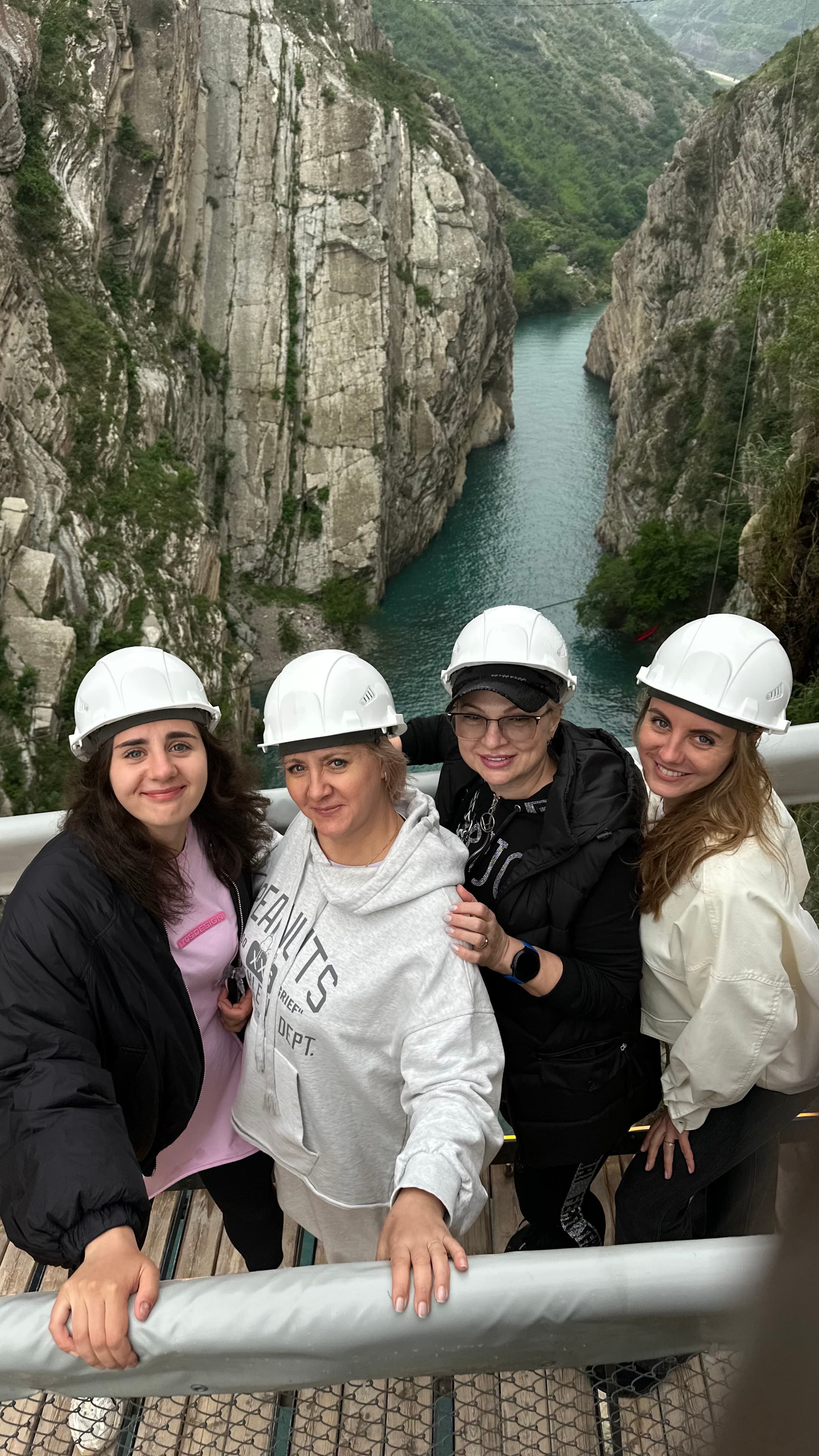 Бархан Сарыкум, Пещера Нохъо, Сулакский каньон