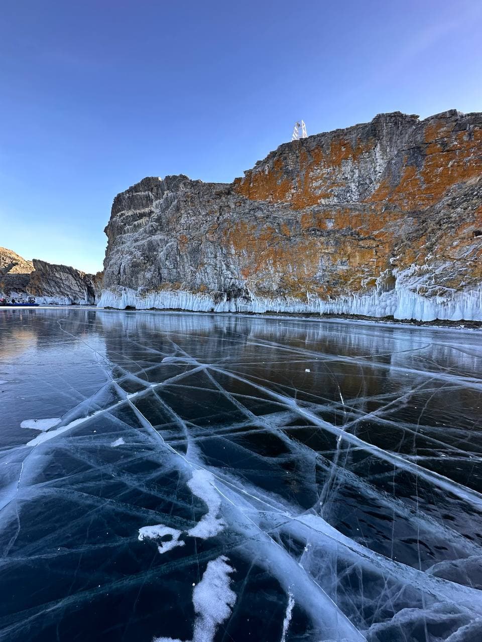 Однодневный тур на остров Ольхон из Иркутска (Листвянки) с обедом, по чистому льду. - фото 8