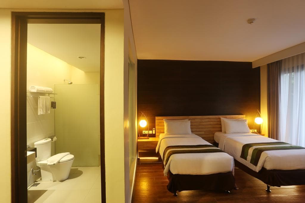 Grand Whiz Hotel Nusa Dua  или Bali Relaxing Resort and Spa