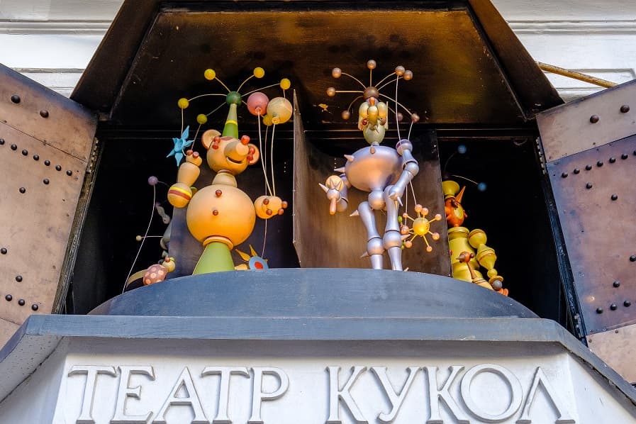 За кулисами