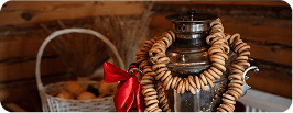 Самовар с баранками в русской избе
