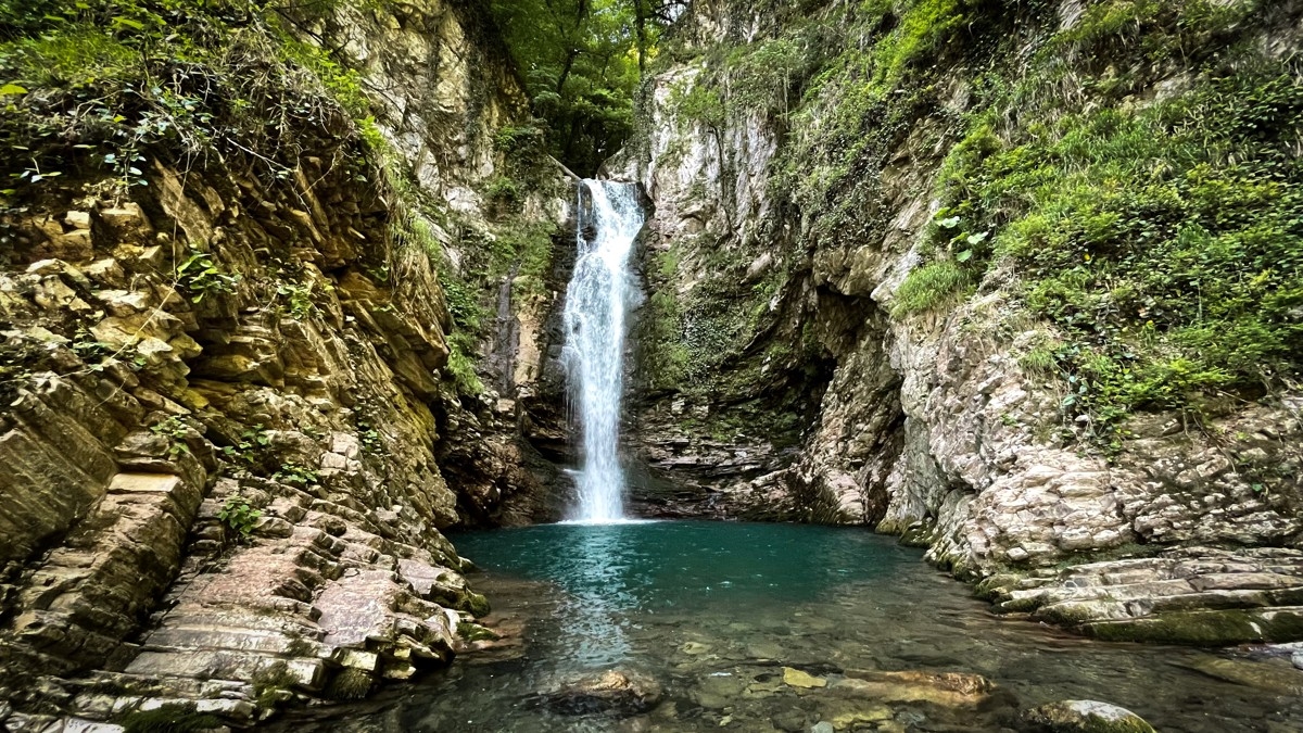 По лесной тропе к водопадам Ажек