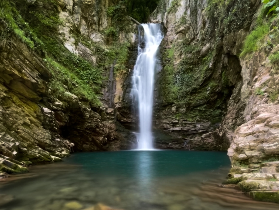 По лесной тропе к водопадам Ажек